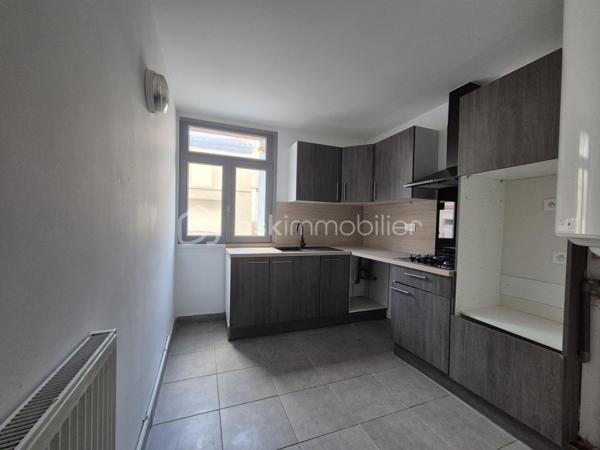 Vous recherchez votre premier appartement ou un investissement locatif dans un emplacement central ? Ne cherchez plus !

En plein cœur de Valence d’Agen, venez découvrir cet appartement de 52,54 m² habitables, idéalement situé à proximité immédiate des commerces, écoles et services.

L’appartement se compose d’une entrée avec WC indépendant, d’une cuisine, d’une agréable pièce de vie ouvrant sur un balcon, de deux chambres et d’une salle d’eau.

Son emplacement privilégié permet de profiter pleinement de la vie du centre-ville, avec les commodités accessibles facilement à pied.

Côté confort, vous bénéficierez de la climatisation réversible et d’un box privatif, particulièrement appréciable.

Son agencement et sa localisation permettent d’envisager aussi bien une résidence principale qu’un investissement locatif.

Les + : emplacement cœur de ville, 2 chambres, balcon, climatisation réversible, box privatif, commerces et écoles à proximité.