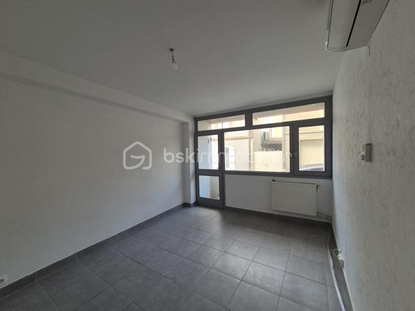 Vous recherchez votre premier appartement ou un investissement locatif dans un emplacement central ? Ne cherchez plus !

En plein cœur de Valence d’Agen, venez découvrir cet appartement de 52,54 m² habitables, idéalement situé à proximité immédiate des commerces, écoles et services.

L’appartement se compose d’une entrée avec WC indépendant, d’une cuisine, d’une agréable pièce de vie ouvrant sur un balcon, de deux chambres et d’une salle d’eau.

Son emplacement privilégié permet de profiter pleinement de la vie du centre-ville, avec les commodités accessibles facilement à pied.

Côté confort, vous bénéficierez de la climatisation réversible et d’un box privatif, particulièrement appréciable.

Son agencement et sa localisation permettent d’envisager aussi bien une résidence principale qu’un investissement locatif.

Les + : emplacement cœur de ville, 2 chambres, balcon, climatisation réversible, box privatif, commerces et écoles à proximité.