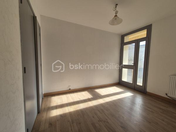 Vous recherchez votre premier appartement ou un investissement locatif dans un emplacement central ? Ne cherchez plus !

En plein cœur de Valence d’Agen, venez découvrir cet appartement de 52,54 m² habitables, idéalement situé à proximité immédiate des commerces, écoles et services.

L’appartement se compose d’une entrée avec WC indépendant, d’une cuisine, d’une agréable pièce de vie ouvrant sur un balcon, de deux chambres et d’une salle d’eau.

Son emplacement privilégié permet de profiter pleinement de la vie du centre-ville, avec les commodités accessibles facilement à pied.

Côté confort, vous bénéficierez de la climatisation réversible et d’un box privatif, particulièrement appréciable.

Son agencement et sa localisation permettent d’envisager aussi bien une résidence principale qu’un investissement locatif.

Les + : emplacement cœur de ville, 2 chambres, balcon, climatisation réversible, box privatif, commerces et écoles à proximité.