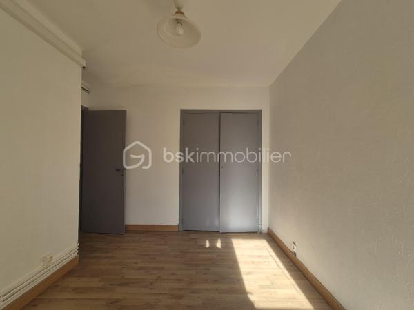 Vous recherchez votre premier appartement ou un investissement locatif dans un emplacement central ? Ne cherchez plus !

En plein cœur de Valence d’Agen, venez découvrir cet appartement de 52,54 m² habitables, idéalement situé à proximité immédiate des commerces, écoles et services.

L’appartement se compose d’une entrée avec WC indépendant, d’une cuisine, d’une agréable pièce de vie ouvrant sur un balcon, de deux chambres et d’une salle d’eau.

Son emplacement privilégié permet de profiter pleinement de la vie du centre-ville, avec les commodités accessibles facilement à pied.

Côté confort, vous bénéficierez de la climatisation réversible et d’un box privatif, particulièrement appréciable.

Son agencement et sa localisation permettent d’envisager aussi bien une résidence principale qu’un investissement locatif.

Les + : emplacement cœur de ville, 2 chambres, balcon, climatisation réversible, box privatif, commerces et écoles à proximité.