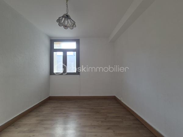 Vous recherchez votre premier appartement ou un investissement locatif dans un emplacement central ? Ne cherchez plus !

En plein cœur de Valence d’Agen, venez découvrir cet appartement de 52,54 m² habitables, idéalement situé à proximité immédiate des commerces, écoles et services.

L’appartement se compose d’une entrée avec WC indépendant, d’une cuisine, d’une agréable pièce de vie ouvrant sur un balcon, de deux chambres et d’une salle d’eau.

Son emplacement privilégié permet de profiter pleinement de la vie du centre-ville, avec les commodités accessibles facilement à pied.

Côté confort, vous bénéficierez de la climatisation réversible et d’un box privatif, particulièrement appréciable.

Son agencement et sa localisation permettent d’envisager aussi bien une résidence principale qu’un investissement locatif.

Les + : emplacement cœur de ville, 2 chambres, balcon, climatisation réversible, box privatif, commerces et écoles à proximité.