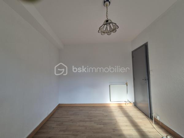 Vous recherchez votre premier appartement ou un investissement locatif dans un emplacement central ? Ne cherchez plus !

En plein cœur de Valence d’Agen, venez découvrir cet appartement de 52,54 m² habitables, idéalement situé à proximité immédiate des commerces, écoles et services.

L’appartement se compose d’une entrée avec WC indépendant, d’une cuisine, d’une agréable pièce de vie ouvrant sur un balcon, de deux chambres et d’une salle d’eau.

Son emplacement privilégié permet de profiter pleinement de la vie du centre-ville, avec les commodités accessibles facilement à pied.

Côté confort, vous bénéficierez de la climatisation réversible et d’un box privatif, particulièrement appréciable.

Son agencement et sa localisation permettent d’envisager aussi bien une résidence principale qu’un investissement locatif.

Les + : emplacement cœur de ville, 2 chambres, balcon, climatisation réversible, box privatif, commerces et écoles à proximité.