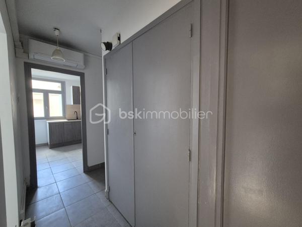 Vous recherchez votre premier appartement ou un investissement locatif dans un emplacement central ? Ne cherchez plus !

En plein cœur de Valence d’Agen, venez découvrir cet appartement de 52,54 m² habitables, idéalement situé à proximité immédiate des commerces, écoles et services.

L’appartement se compose d’une entrée avec WC indépendant, d’une cuisine, d’une agréable pièce de vie ouvrant sur un balcon, de deux chambres et d’une salle d’eau.

Son emplacement privilégié permet de profiter pleinement de la vie du centre-ville, avec les commodités accessibles facilement à pied.

Côté confort, vous bénéficierez de la climatisation réversible et d’un box privatif, particulièrement appréciable.

Son agencement et sa localisation permettent d’envisager aussi bien une résidence principale qu’un investissement locatif.

Les + : emplacement cœur de ville, 2 chambres, balcon, climatisation réversible, box privatif, commerces et écoles à proximité.