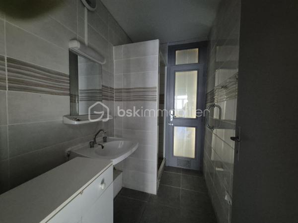 Vous recherchez votre premier appartement ou un investissement locatif dans un emplacement central ? Ne cherchez plus !

En plein cœur de Valence d’Agen, venez découvrir cet appartement de 52,54 m² habitables, idéalement situé à proximité immédiate des commerces, écoles et services.

L’appartement se compose d’une entrée avec WC indépendant, d’une cuisine, d’une agréable pièce de vie ouvrant sur un balcon, de deux chambres et d’une salle d’eau.

Son emplacement privilégié permet de profiter pleinement de la vie du centre-ville, avec les commodités accessibles facilement à pied.

Côté confort, vous bénéficierez de la climatisation réversible et d’un box privatif, particulièrement appréciable.

Son agencement et sa localisation permettent d’envisager aussi bien une résidence principale qu’un investissement locatif.

Les + : emplacement cœur de ville, 2 chambres, balcon, climatisation réversible, box privatif, commerces et écoles à proximité.
