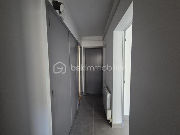 Vous recherchez votre premier appartement ou un investissement locatif dans un emplacement central ? Ne cherchez plus !

En plein cœur de Valence d’Agen, venez découvrir cet appartement de 52,54 m² habitables, idéalement situé à proximité immédiate des commerces, écoles et services.

L’appartement se compose d’une entrée avec WC indépendant, d’une cuisine, d’une agréable pièce de vie ouvrant sur un balcon, de deux chambres et d’une salle d’eau.

Son emplacement privilégié permet de profiter pleinement de la vie du centre-ville, avec les commodités accessibles facilement à pied.

Côté confort, vous bénéficierez de la climatisation réversible et d’un box privatif, particulièrement appréciable.

Son agencement et sa localisation permettent d’envisager aussi bien une résidence principale qu’un investissement locatif.

Les + : emplacement cœur de ville, 2 chambres, balcon, climatisation réversible, box privatif, commerces et écoles à proximité.