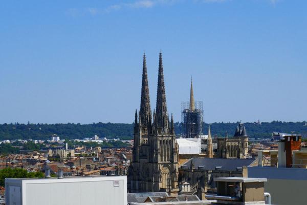 BORDEAUX MERIADECK  Appartement 4 pièces dernier étage avec  ascenseur  un cellier et parking