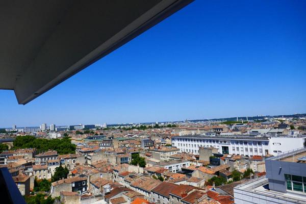 BORDEAUX MERIADECK  Appartement 4 pièces dernier étage avec  ascenseur  un cellier et parking