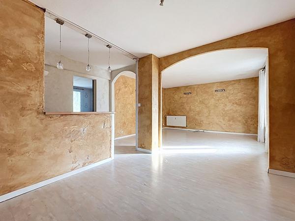 A vendre - Appartement Type 5 de 80 m² à rafraîchir avec balcon, garage et cave "Angers Eblé / Vauban"