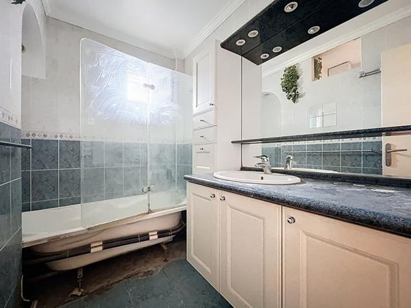 A vendre - Appartement Type 5 de 80 m² à rafraîchir avec balcon, garage et cave "Angers Eblé / Vauban"