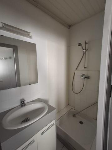 IMMEUBLE AVEC RAPPORT LOCATIF - LOCAL PROFESSIONNEL ET 2 APPARTEMENTS