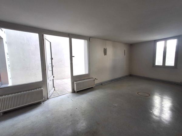 IMMEUBLE AVEC RAPPORT LOCATIF - LOCAL PROFESSIONNEL ET 2 APPARTEMENTS