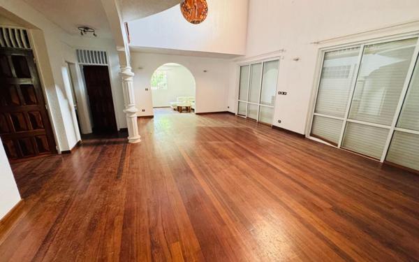 Maison à louer    5 pièces •  Remire-Montjoly