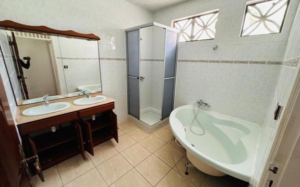 Maison à louer    5 pièces •  Remire-Montjoly