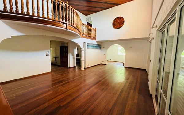 Maison à louer    5 pièces •  Remire-Montjoly