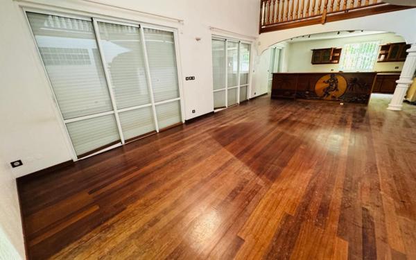 Maison à louer    5 pièces •  Remire-Montjoly