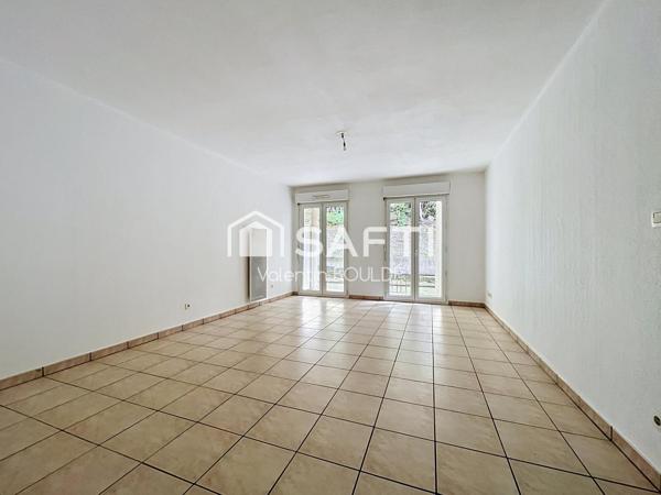 Beau T3 avec balcon au sein d’une résidence sécurisée avec piscine.