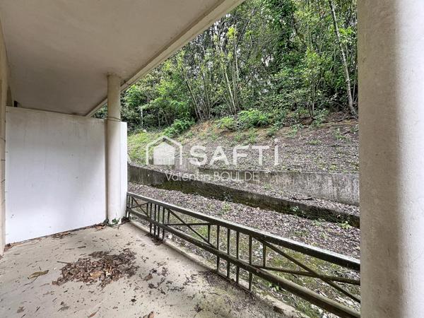 Beau T3 avec balcon au sein d’une résidence sécurisée avec piscine.