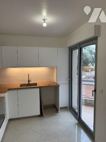 Juan les Pins Bd Wilson Proximité plages et commerces Magnifique 3 pièces traversant  rénové