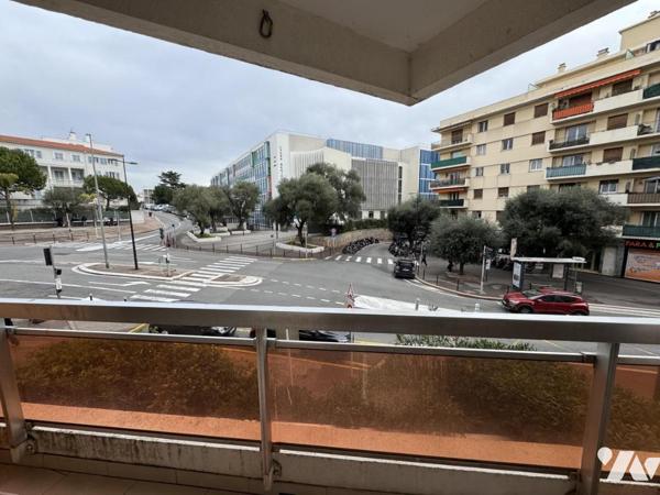 Juan les Pins Bd Wilson Proximité plages et commerces Magnifique 3 pièces traversant  rénové