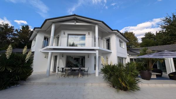 Villa 5 pièces avec piscine intérieure