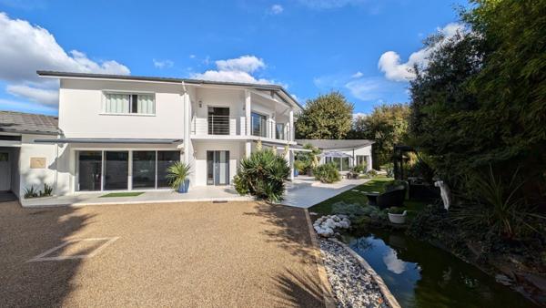 Villa 5 pièces avec piscine intérieure