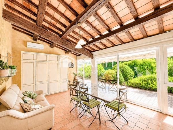 ELEGANTE MAISON - 6 PIECES avec PISCINE, A DEUX PAS DES COMMODITES, & VILLAGE.