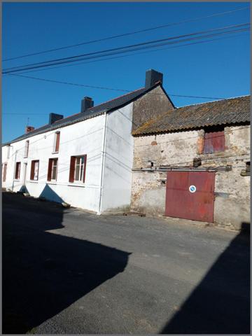 Longère en pierres proche du canal.