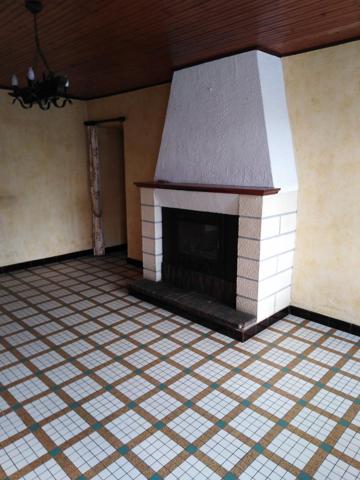 Longère en pierres proche du canal.