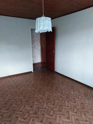 Longère en pierres proche du canal.