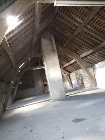 Longère en pierres proche du canal.