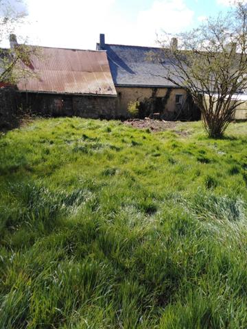 Longère en pierres proche du canal.