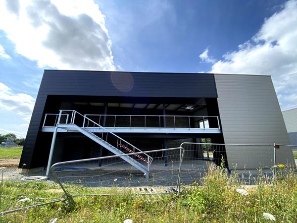 A LOUER Très Beau Local d'activité NEUF 940 m2- Hauts de COUERON