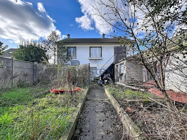 Maison spacieuse à vendre à Valenton - 6 pièces, 3 chambres, jardin!