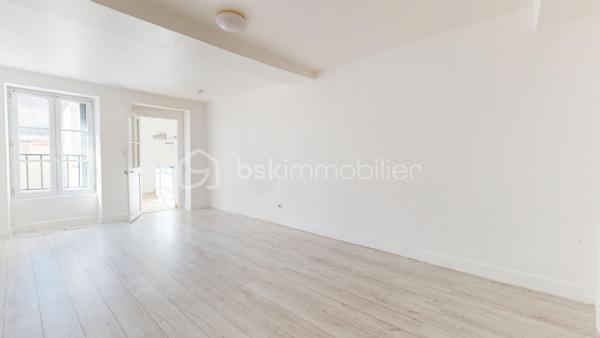 Située en plein centre-ville au coeur de la place du Martroi, Alain ROUSSEAU BSK Immobilier vous propose en exclusivité cet appartement lumineux de 25 m² composé d'un séjour/chambre de 18 m², d'une cuisine indépendante ainsi que d'une salle d'eau avec wc.
Ballon d'eau chaude 100 L récent, double vitrage PVC, excellent DPE !
Vendu avec une cave en sous-sol.
// Visite Virtuelle Disponible \\