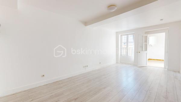 Située en plein centre-ville au coeur de la place du Martroi, Alain ROUSSEAU BSK Immobilier vous propose en exclusivité cet appartement lumineux de 25 m² composé d'un séjour/chambre de 18 m², d'une cuisine indépendante ainsi que d'une salle d'eau avec wc.
Ballon d'eau chaude 100 L récent, double vitrage PVC, excellent DPE !
Vendu avec une cave en sous-sol.
// Visite Virtuelle Disponible \\