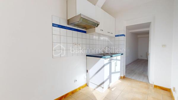 Située en plein centre-ville au coeur de la place du Martroi, Alain ROUSSEAU BSK Immobilier vous propose en exclusivité cet appartement lumineux de 25 m² composé d'un séjour/chambre de 18 m², d'une cuisine indépendante ainsi que d'une salle d'eau avec wc.
Ballon d'eau chaude 100 L récent, double vitrage PVC, excellent DPE !
Vendu avec une cave en sous-sol.
// Visite Virtuelle Disponible \\