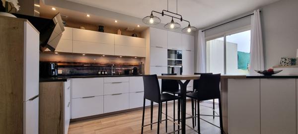 Grande Maison de style avec local commercial