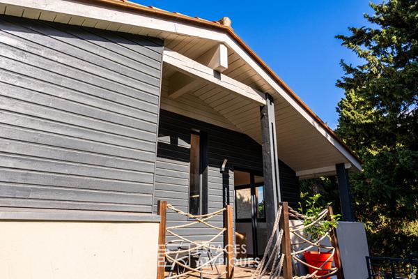 Ancien chai rénové avec extension contemporaine et piscine