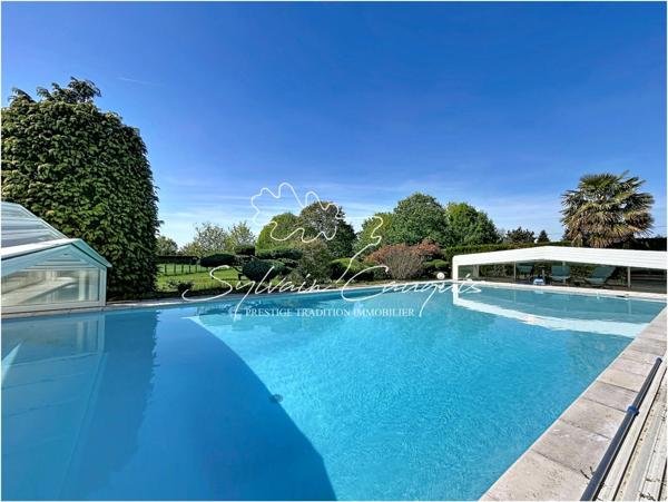 Propriété à vendre proche de CHATEAUNEUF SUR LOIRE - 1 hectare - Fermette de caractère de 394m2 - Piscines chauffée - Cours de Tennis