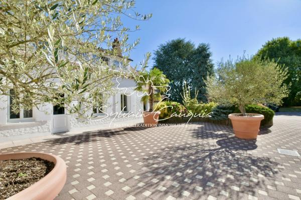 Propriété à vendre proche de CHATEAUNEUF SUR LOIRE - 1 hectare - Fermette de caractère de 394m2 - Piscines chauffée - Cours de Tennis