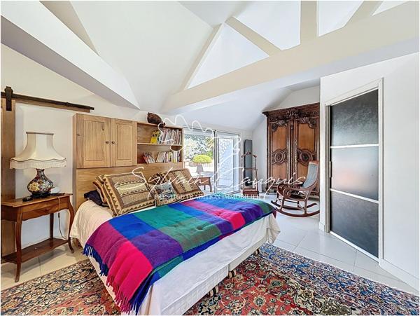 Propriété à vendre proche de CHATEAUNEUF SUR LOIRE - 1 hectare - Fermette de caractère de 394m2 - Piscines chauffée - Cours de Tennis