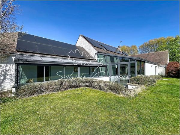 Propriété à vendre proche de CHATEAUNEUF SUR LOIRE - 1 hectare - Fermette de caractère de 394m2 - Piscines chauffée - Cours de Tennis