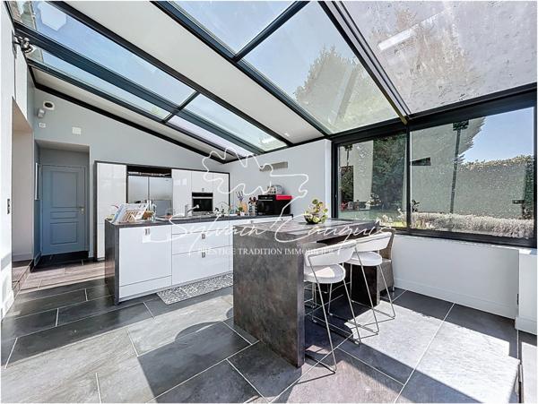 Propriété à vendre proche de CHATEAUNEUF SUR LOIRE - 1 hectare - Fermette de caractère de 394m2 - Piscines chauffée - Cours de Tennis