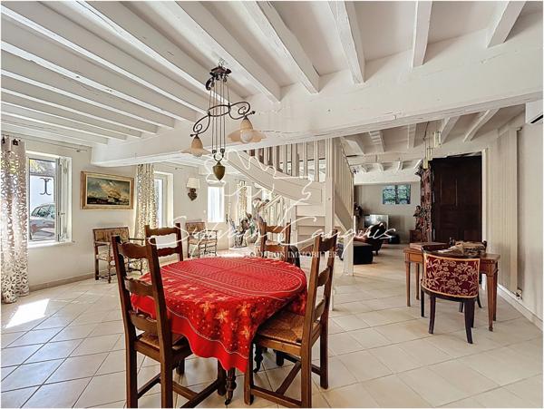 Propriété à vendre proche de CHATEAUNEUF SUR LOIRE - 1 hectare - Fermette de caractère de 394m2 - Piscines chauffée - Cours de Tennis