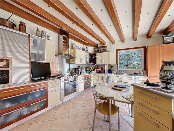 Propriété à vendre proche de CHATEAUNEUF SUR LOIRE - 1 hectare - Fermette de caractère de 394m2 - Piscines chauffée - Cours de Tennis