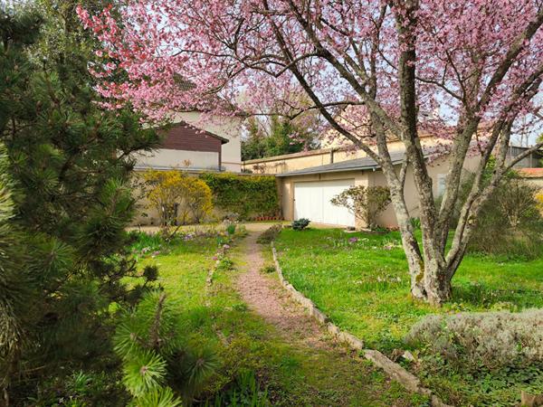 Nevers -Maison de caractère - 5 chambres -160 m² habitables -jardin sans vis-à-vis Double garage