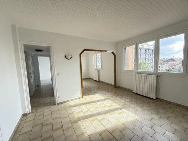 Vente                                                      Appartement
                        
                     4 pièces                      62 m2                     à Melun