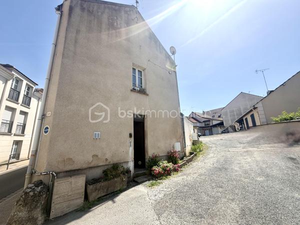 En plein cœur de ville, à deux pas de toutes les commodités !

Ce charmant studio de 23m2 a tout pour séduire :
- entrée
- cuisine aménagée & équipée
- séjour lumineux
- salle d’eau avec WC
- UNE COUR PRIVATIVE pour profiter des beaux jours
- UN GARAGE — un vrai luxe à Brie-Comte-Robert !

LES +++ :
- appartement entièrement refait avec soin
- double vitrage PVC
- cumulus récent
- faibles charges de copropriété

Prix : 111 000 €

Idéal pour :
• Un premier achat
• Un jeune couple
• Un investisseur à la recherche d’un bien rentable

Vous souhaitez visiter ? Contactez-moi, j’organise tout !
Conseillère disponible 7j/7 pour vous accompagner