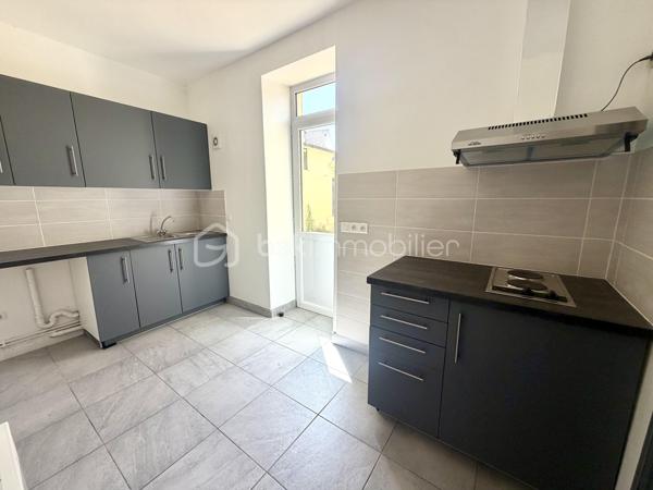 En plein cœur de ville, à deux pas de toutes les commodités !

Ce charmant studio de 23m2 a tout pour séduire :
- entrée
- cuisine aménagée & équipée
- séjour lumineux
- salle d’eau avec WC
- UNE COUR PRIVATIVE pour profiter des beaux jours
- UN GARAGE — un vrai luxe à Brie-Comte-Robert !

LES +++ :
- appartement entièrement refait avec soin
- double vitrage PVC
- cumulus récent
- faibles charges de copropriété

Prix : 111 000 €

Idéal pour :
• Un premier achat
• Un jeune couple
• Un investisseur à la recherche d’un bien rentable

Vous souhaitez visiter ? Contactez-moi, j’organise tout !
Conseillère disponible 7j/7 pour vous accompagner
