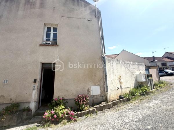 En plein cœur de ville, à deux pas de toutes les commodités !

Ce charmant studio de 23m2 a tout pour séduire :
- entrée
- cuisine aménagée & équipée
- séjour lumineux
- salle d’eau avec WC
- UNE COUR PRIVATIVE pour profiter des beaux jours
- UN GARAGE — un vrai luxe à Brie-Comte-Robert !

LES +++ :
- appartement entièrement refait avec soin
- double vitrage PVC
- cumulus récent
- faibles charges de copropriété

Prix : 111 000 €

Idéal pour :
• Un premier achat
• Un jeune couple
• Un investisseur à la recherche d’un bien rentable

Vous souhaitez visiter ? Contactez-moi, j’organise tout !
Conseillère disponible 7j/7 pour vous accompagner